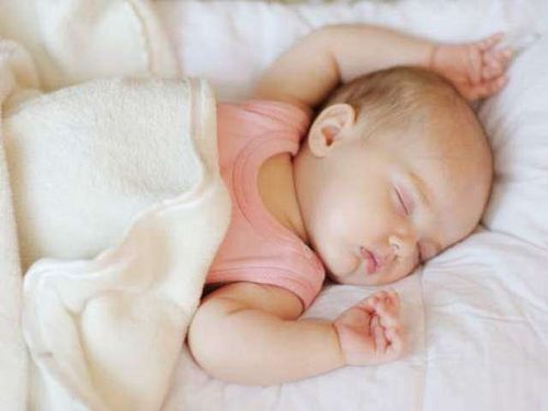 Nên tập cho trẻ có thói quen đi ngủ sớm và đúng vào một giờ đã định