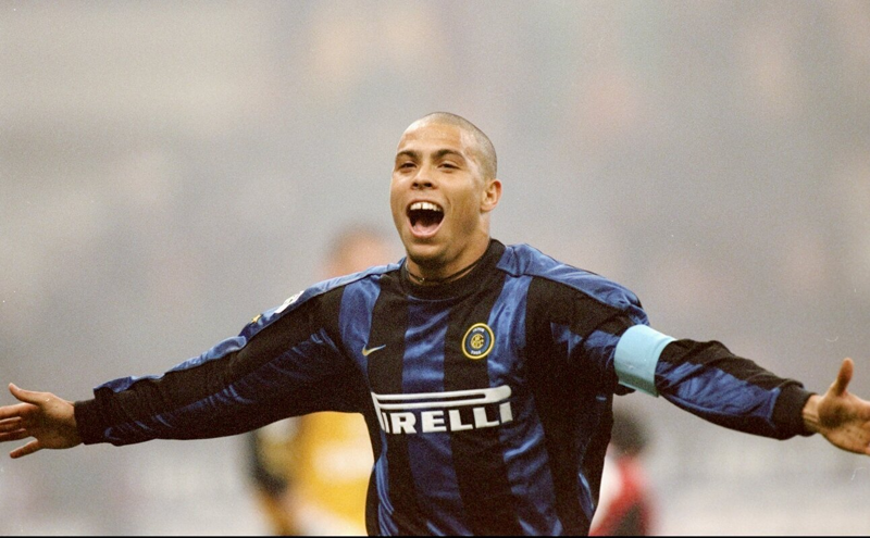 Ronaldo de Assis Moreira có tên thường gọi là Ronaldinho (Tiếng Brazil nghĩa là “Ronaldo nhỏ”) (Nguồn: Internet)