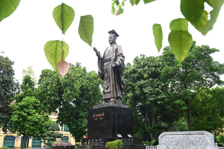 Tượng đài vua Lý Thái Tổ - địa điểm chụp ảnh ở Hà Nội