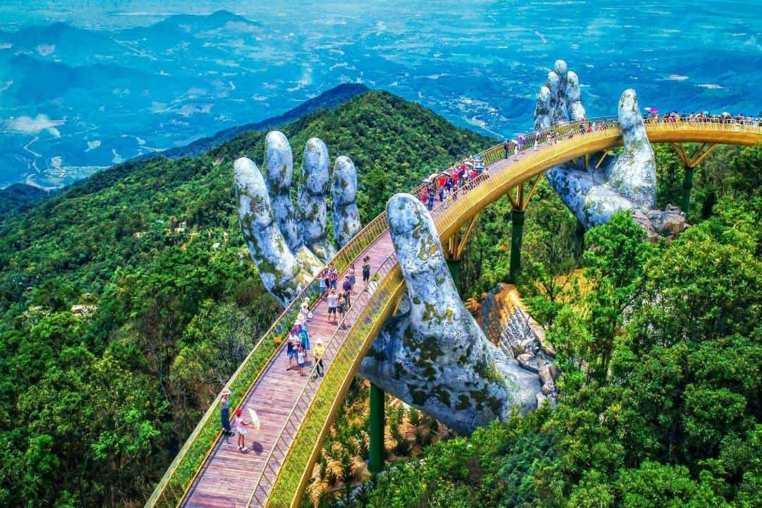 Từ cây cầu Vàng du khách có thể cảm nhận được bức tranh thiên nhiên hùng vĩ từ trên cao