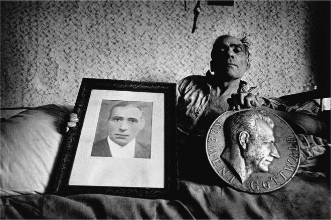 Josef Koudelka / CZECHOSLOVAKIA. Slovakia. Rakusy. 1966. Gypsy. �