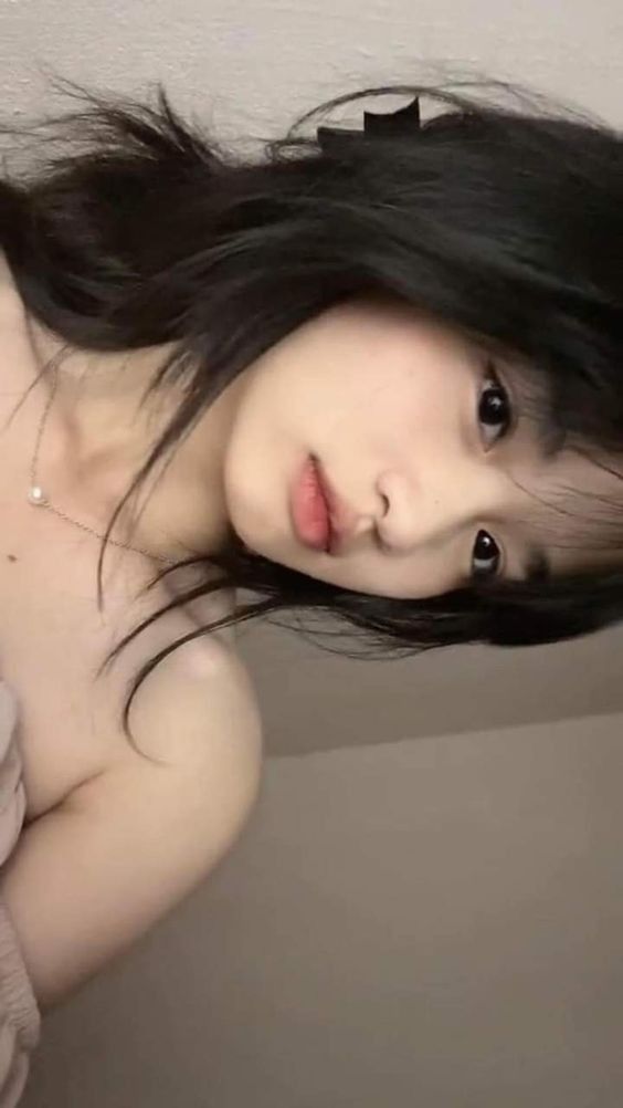 Ảnh gái xinh 2k6 hồn nhiên dễ thương làm ánh nhìn khó rời xa