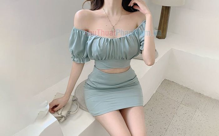 Hình ảnh cô gái diện váy ngắn, e ấp che mặt