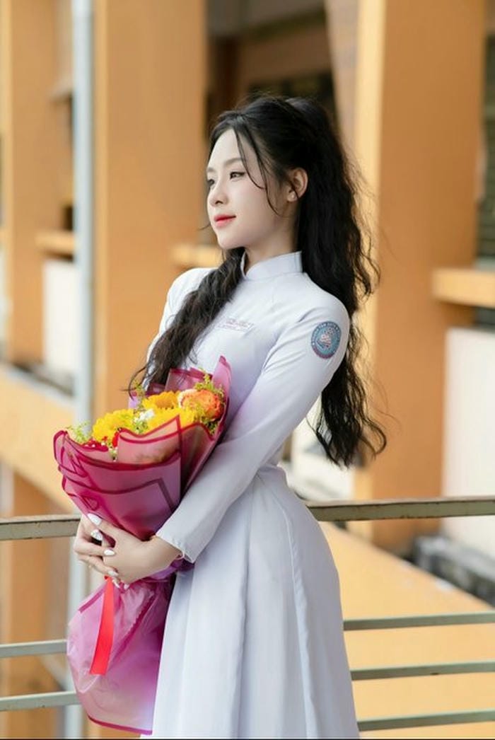 Ảnh gái k11 ôm hoa cute