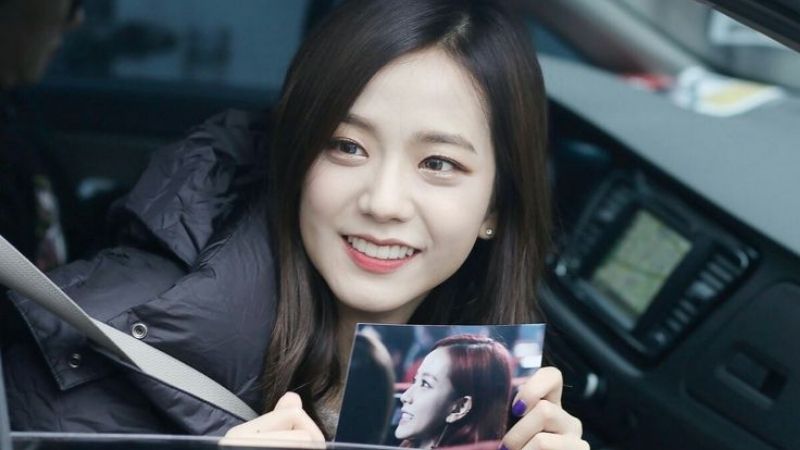 Ảnh Jisoo ngầu với phong cách thời trang ấn tượng và thần thái thu hút mọi ánh nhìn.