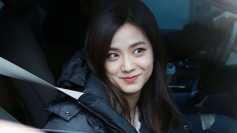Ảnh Jisoo ngầu​ với trang phục đen, thể hiện sự tự tin và quyến rũ.