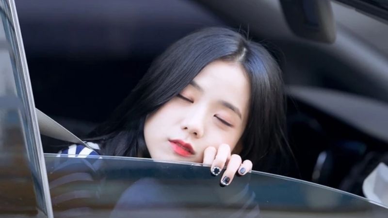 Hình ảnh ảnh jisoo ngầu thể hiện phong cách thời trang ấn tượng và cá tính mạnh mẽ.