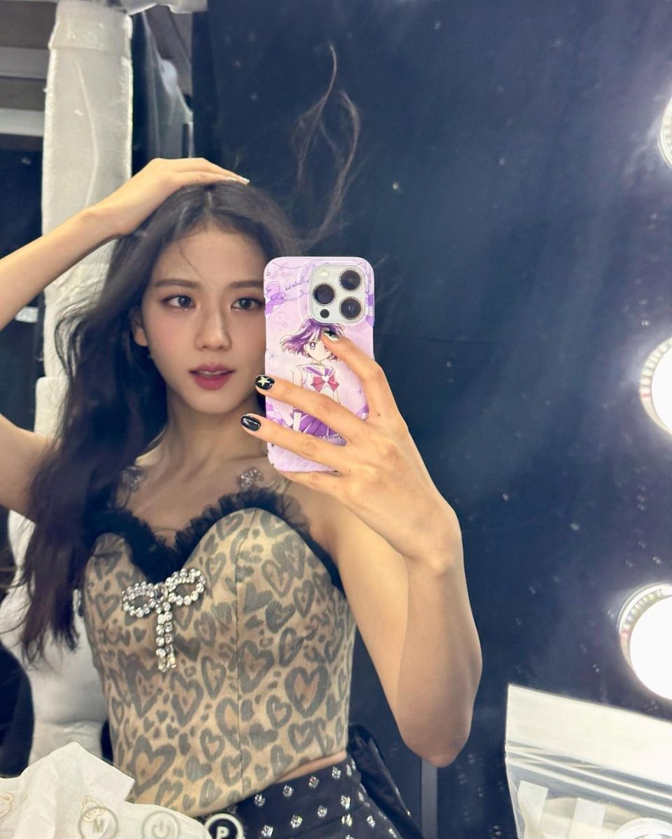 Ảnh Jisoo ngầu trong trang phục sành điệu, thể hiện phong cách thời trang ấn tượng.
