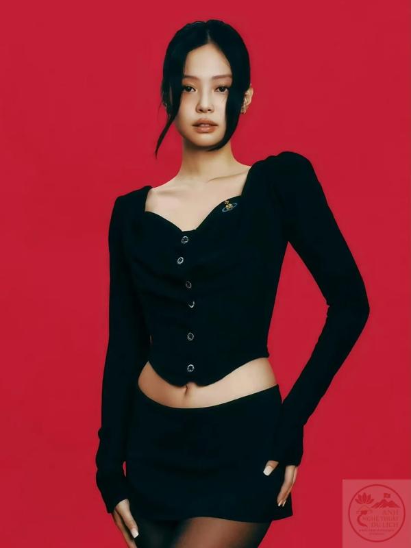 Jennie lộ rõ sự hạnh phúc khi được Lisa và Rosé đến ủng hộ tận nơi ở hậu trường Coachella.