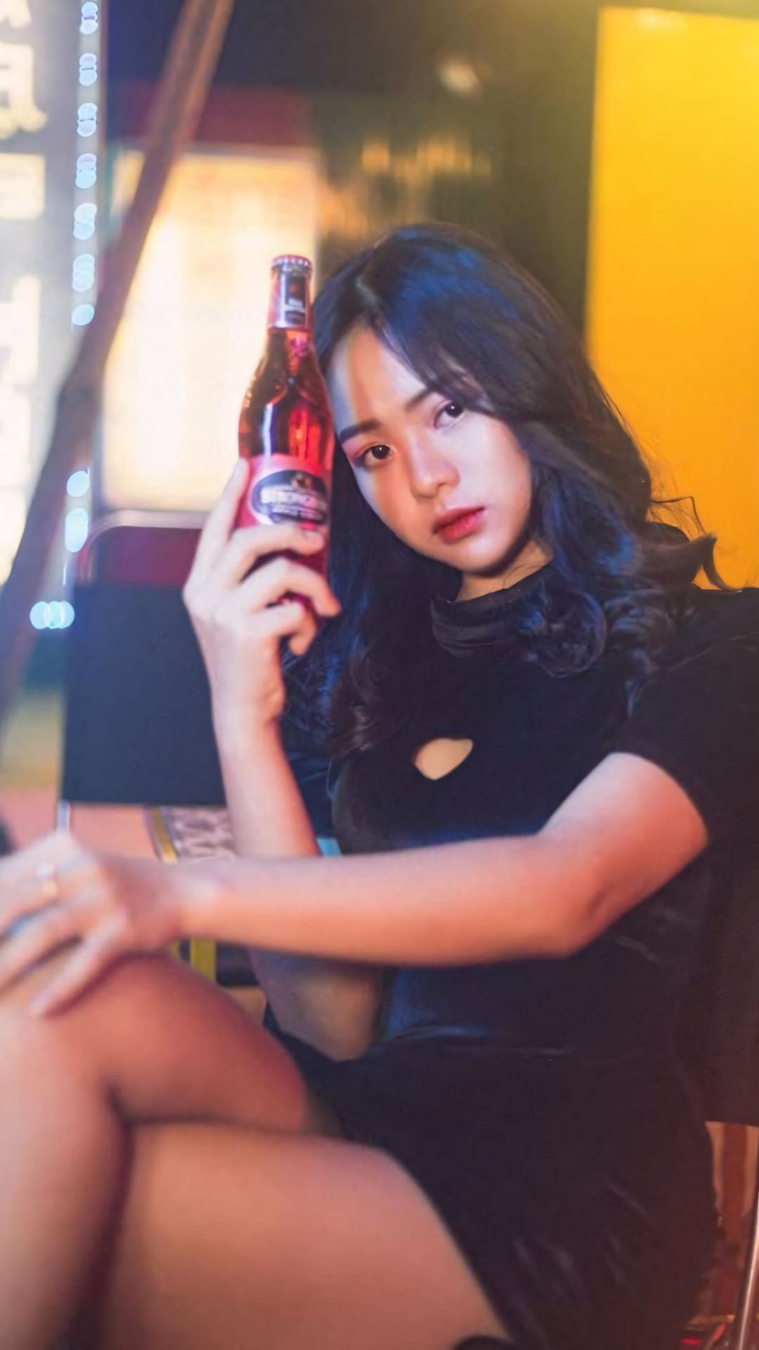 Hinh anh con gai buon uong bia 1920px 1080px full hd 3