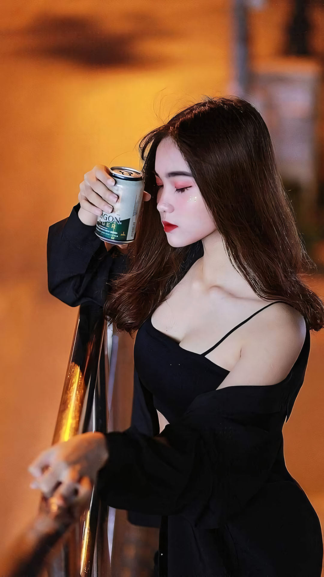 Hinh anh con gai buon uong bia 1920px 1080px full hd 7