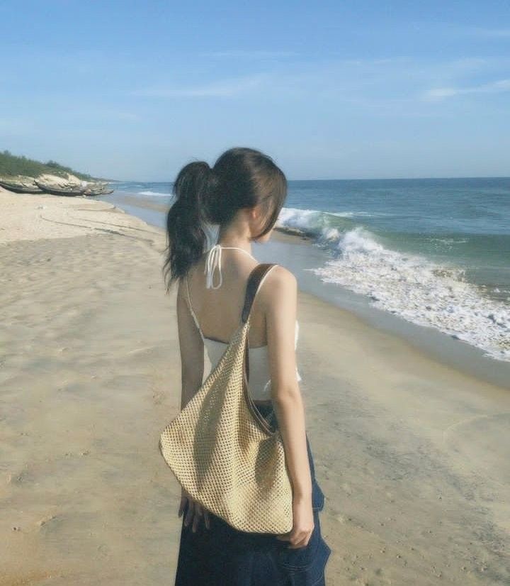 Biển thì rộng, còn em thì đang tự do trong chính ảnh mình