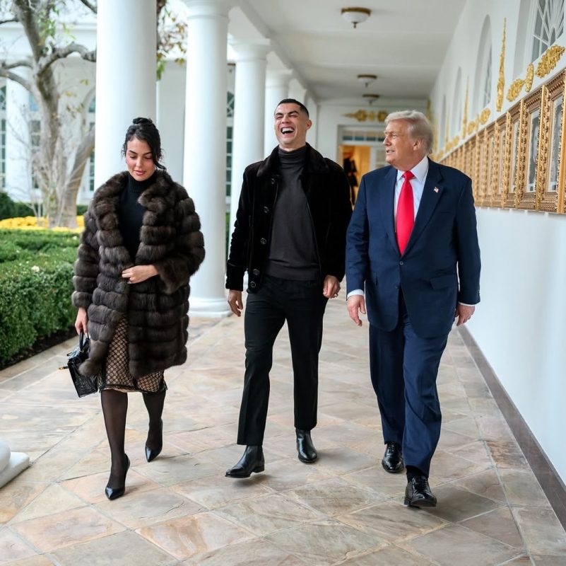 Bức ảnh ông Trump và Ronaldo gây chia rẽ
