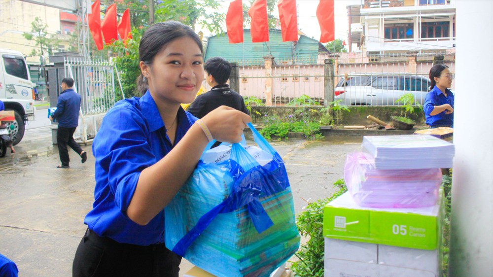 Quảng Ngãi: Đưa sách vở, dụng cụ học tập đến thiếu nhi vùng lũ
