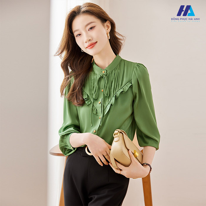 Chỉnh chu và trang nhã với set áo sơ mi cổ tàu kết hợp quần tây
