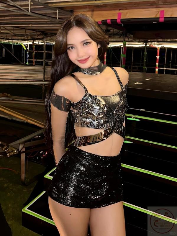 Cô thường áp dụng công thức mặc gồm crop top và chân váy mini khi biểu diễn trên sân khấu, tôn eo và chân tối đa.