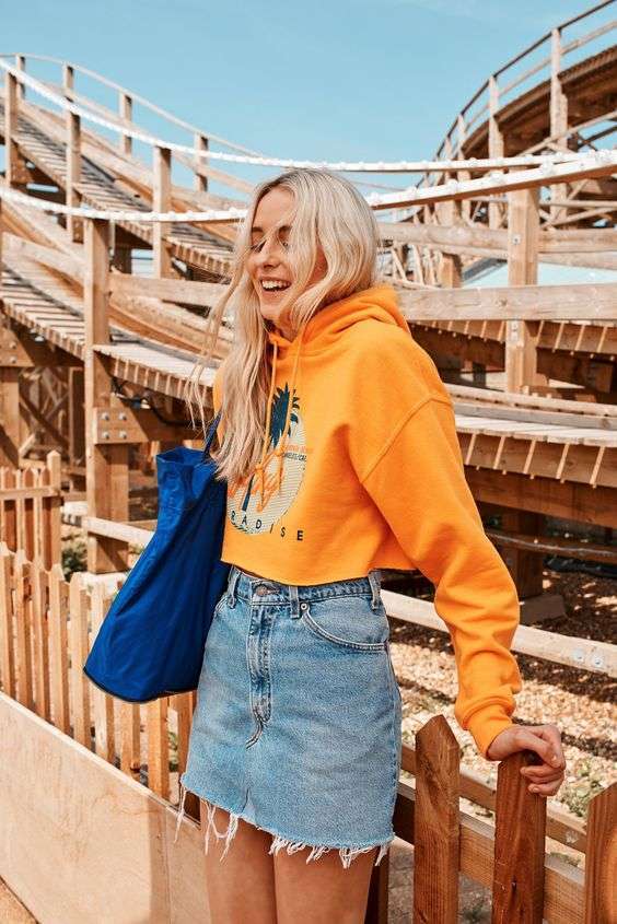 cách phối đồ với chân váy jean và áo hoodie
