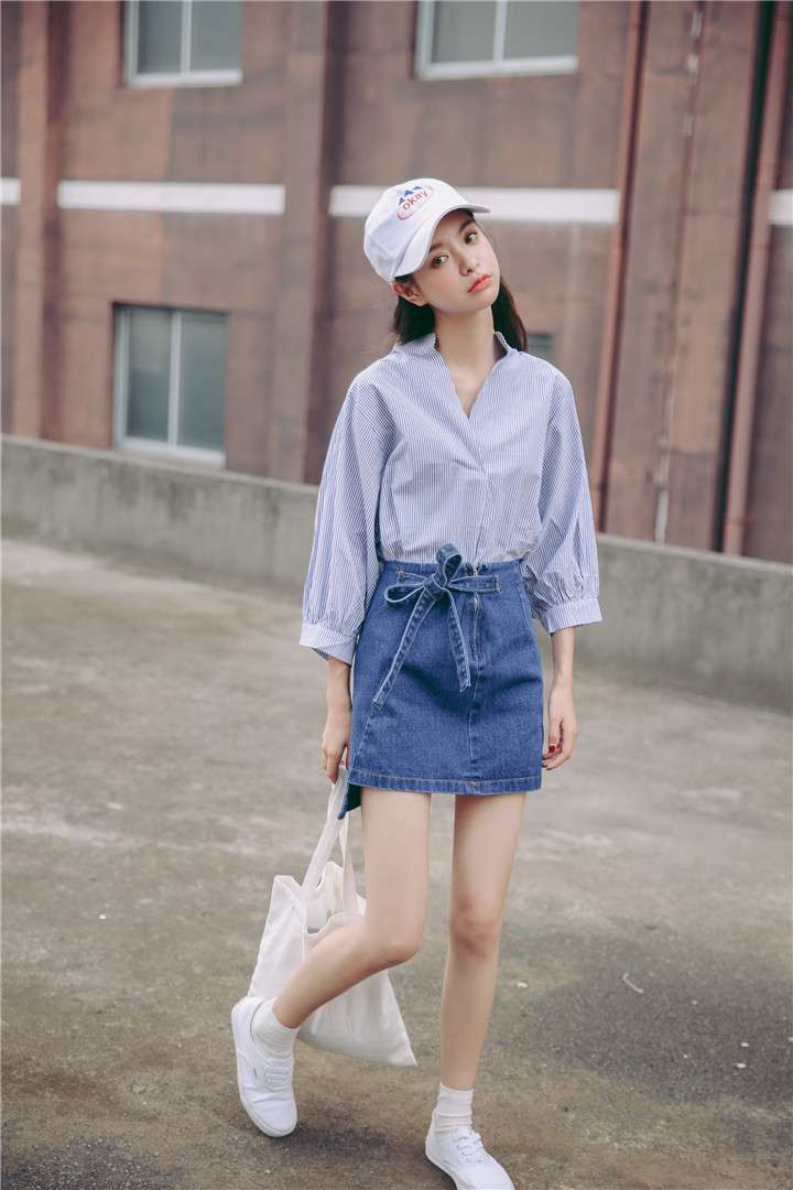 cách mix đồ với chân váy jean ngắn và áo sơ mi