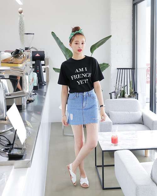 cách mix đồ với chân váy jean ngắn rách và áo phông