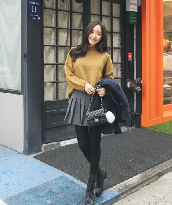Kết hợp chân váy dạ phối áo len Oversize