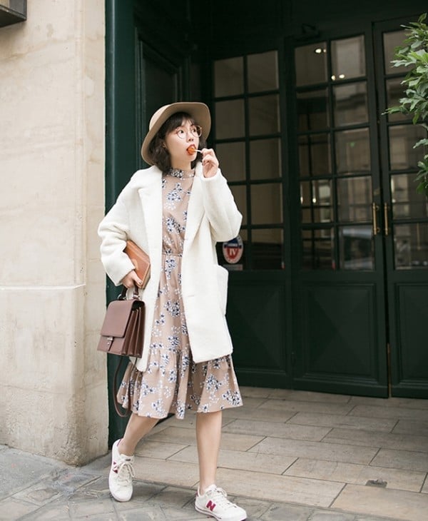 Mix match chân váy dạ với áo khoác măng tô