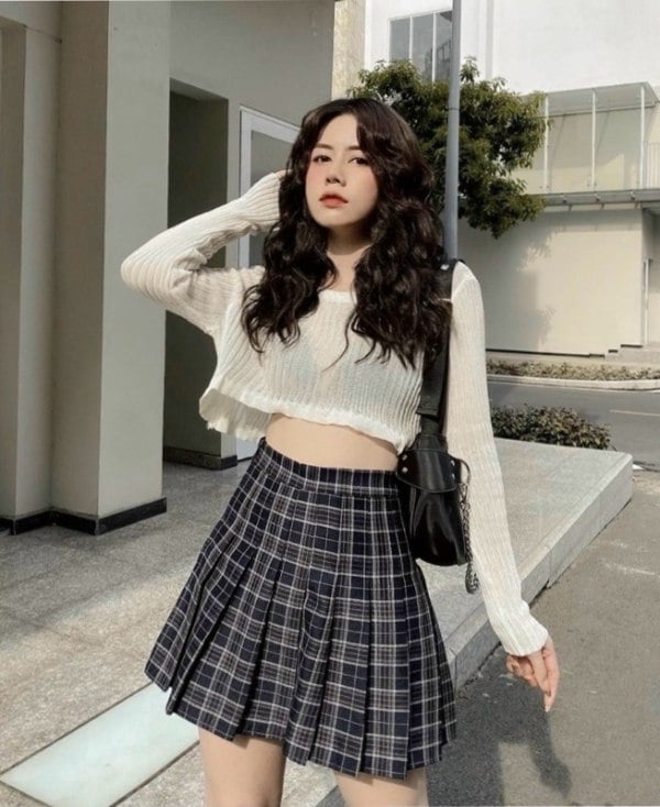 Kết hợp áo Croptop cùng với chân váy dạ