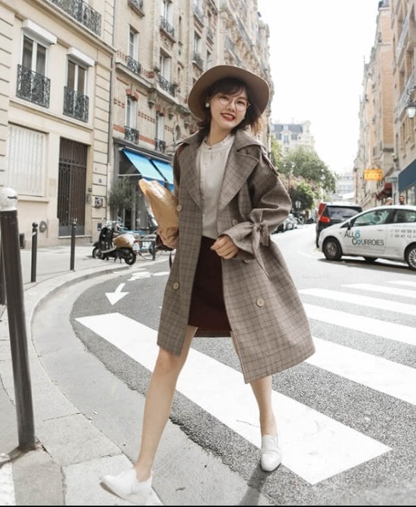 Mix chân váy dạ với áo giữ nhiệt và áo khoác dạ