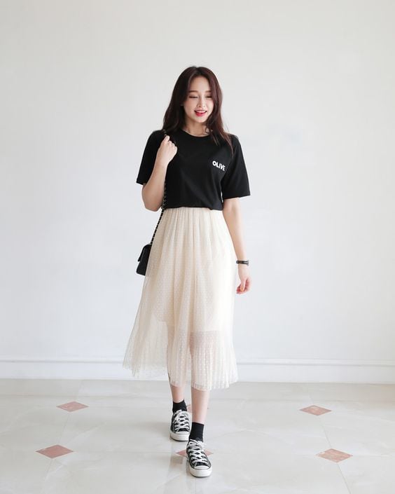 Mix với áo thun đơn giản nhẹ nhàng