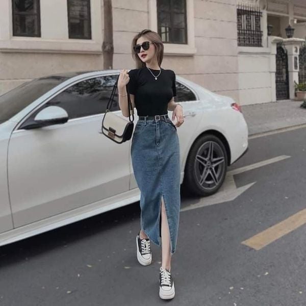 Chân váy jean dài phối với Sneaker