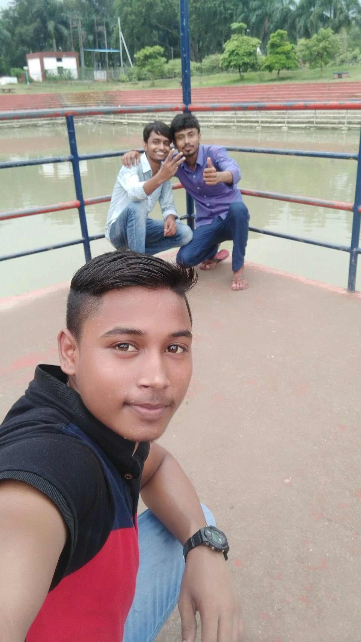 Cười banh nóc khung hình