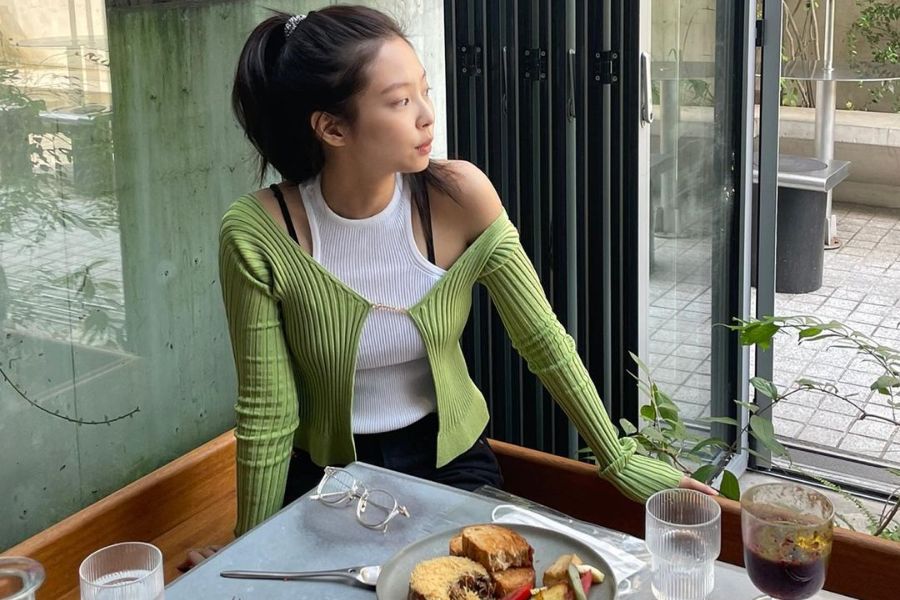 Cách tạo dáng chụp ảnh ở quán cafe