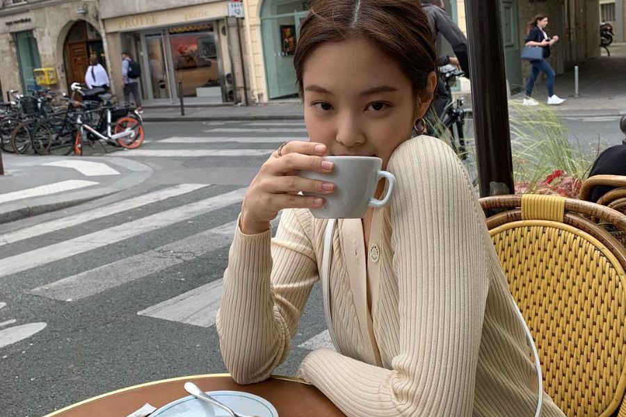 Cách tạo dáng chụp ảnh ở quán cafe