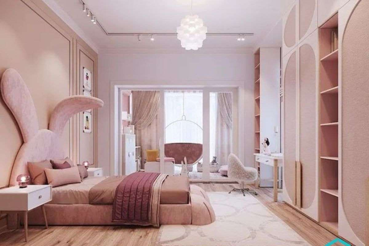 Phòng ngủ trở nên đáng yêu hơn với tone hồng, trắng chủ đạo và vách ốp hình thỏ làm điểm nhấn