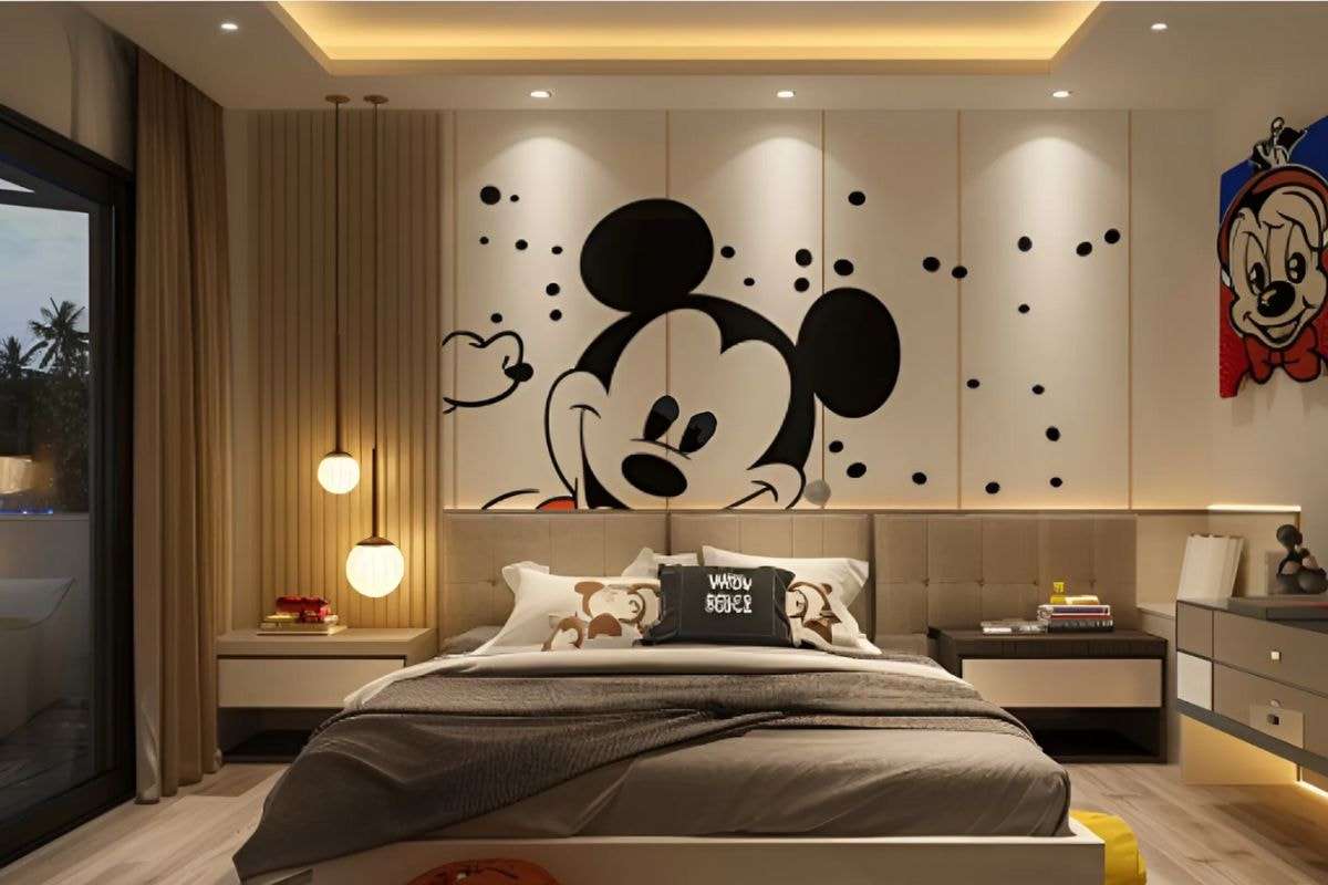 Phòng ngủ với tone kem làm chủ đạo và hình Mickey đầu giường làm điểm nhấn tạo sự sống động