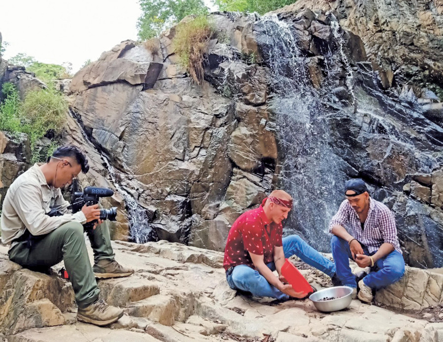 Anh Đỗ Mạnh Cương giới thiệu sản phẩm đan lát thủ côngcủa người Bahnar (ảnh nhân vật cung cấp).