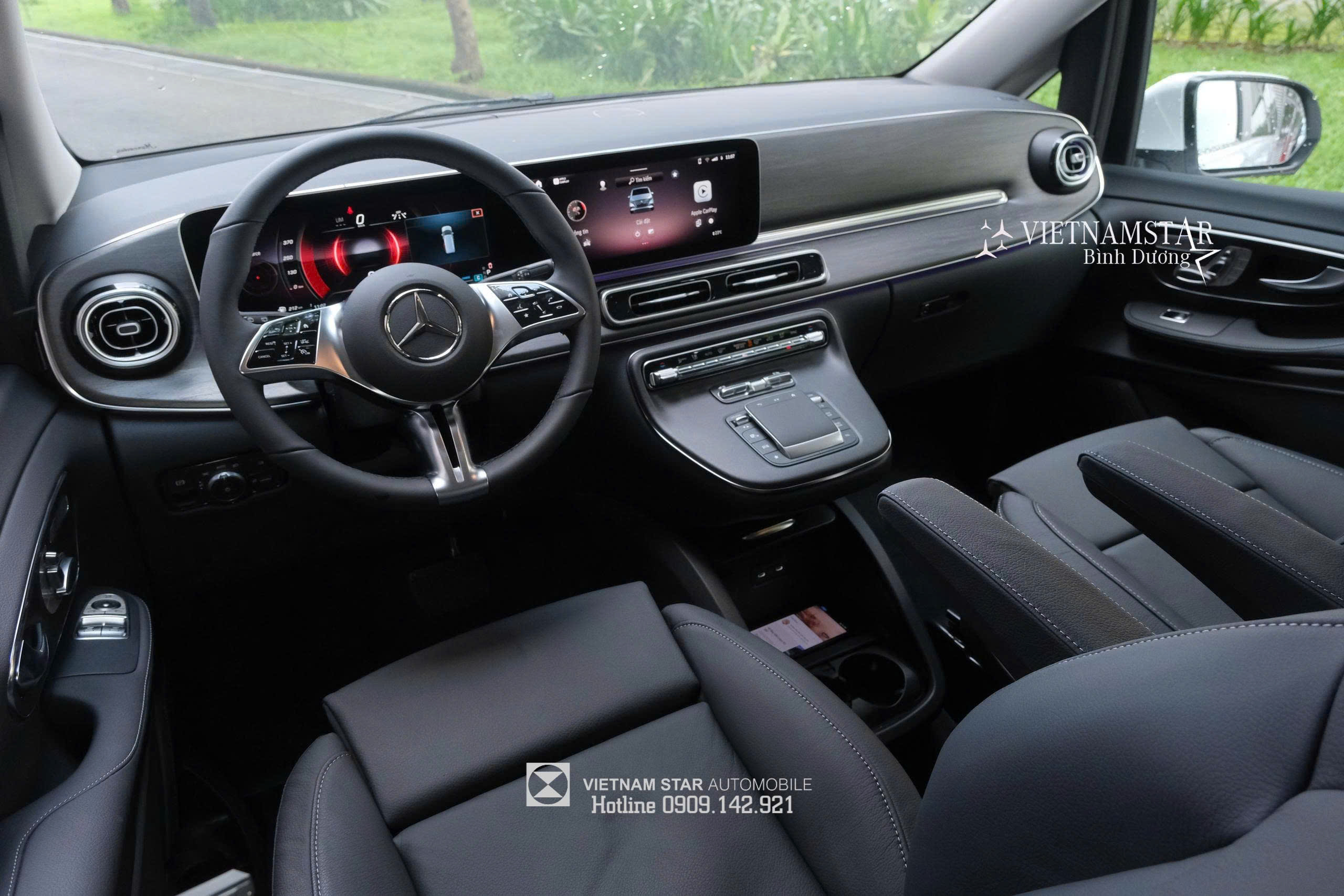 Khoang lái xe Mercedes V300 Avantgarde nội thất màu Đen nam tính và sạch sẽ.