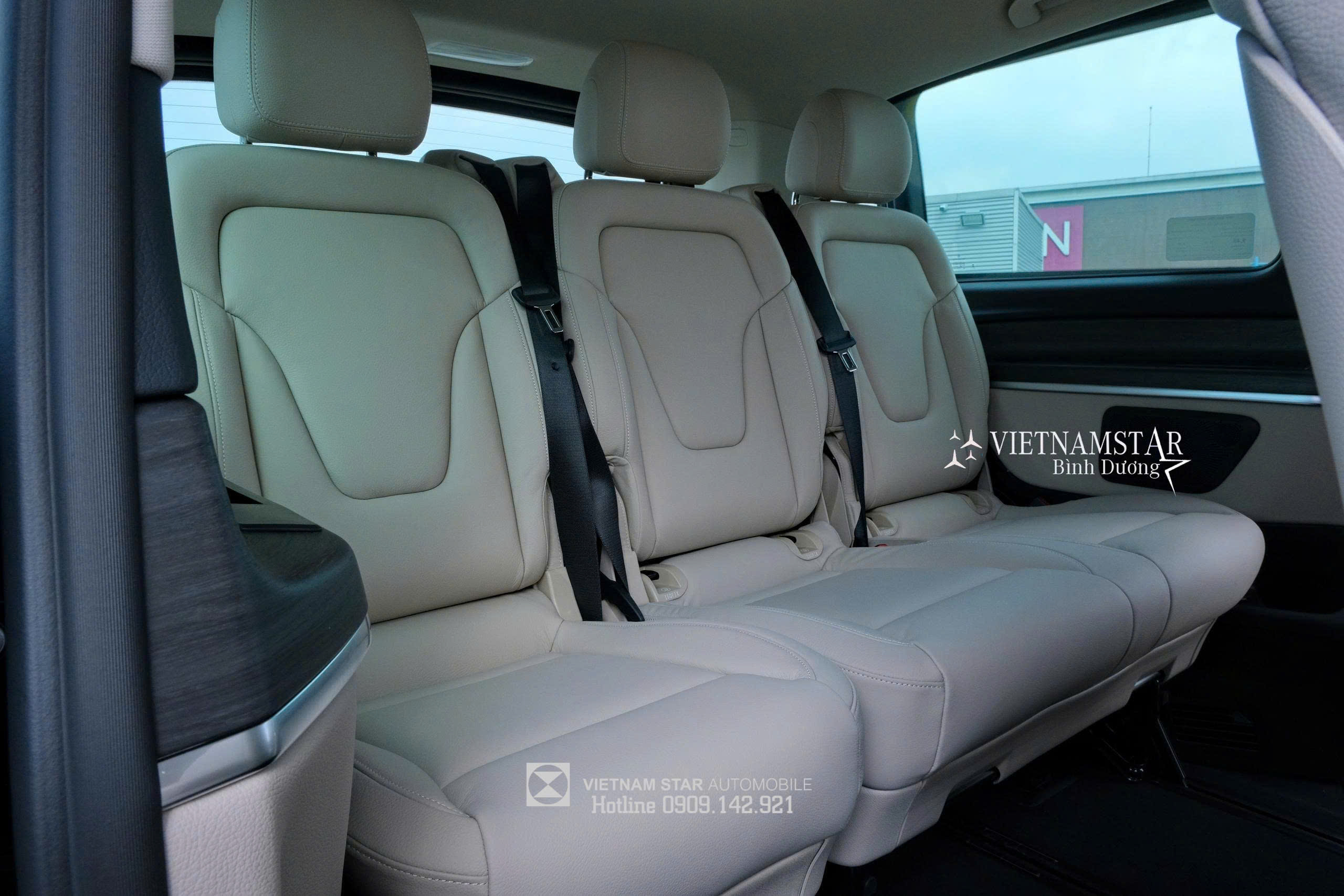 Hàng ghế thứ ba rộng rãi cho 3 người lớn trên xe MPV V300 Avantgarde.