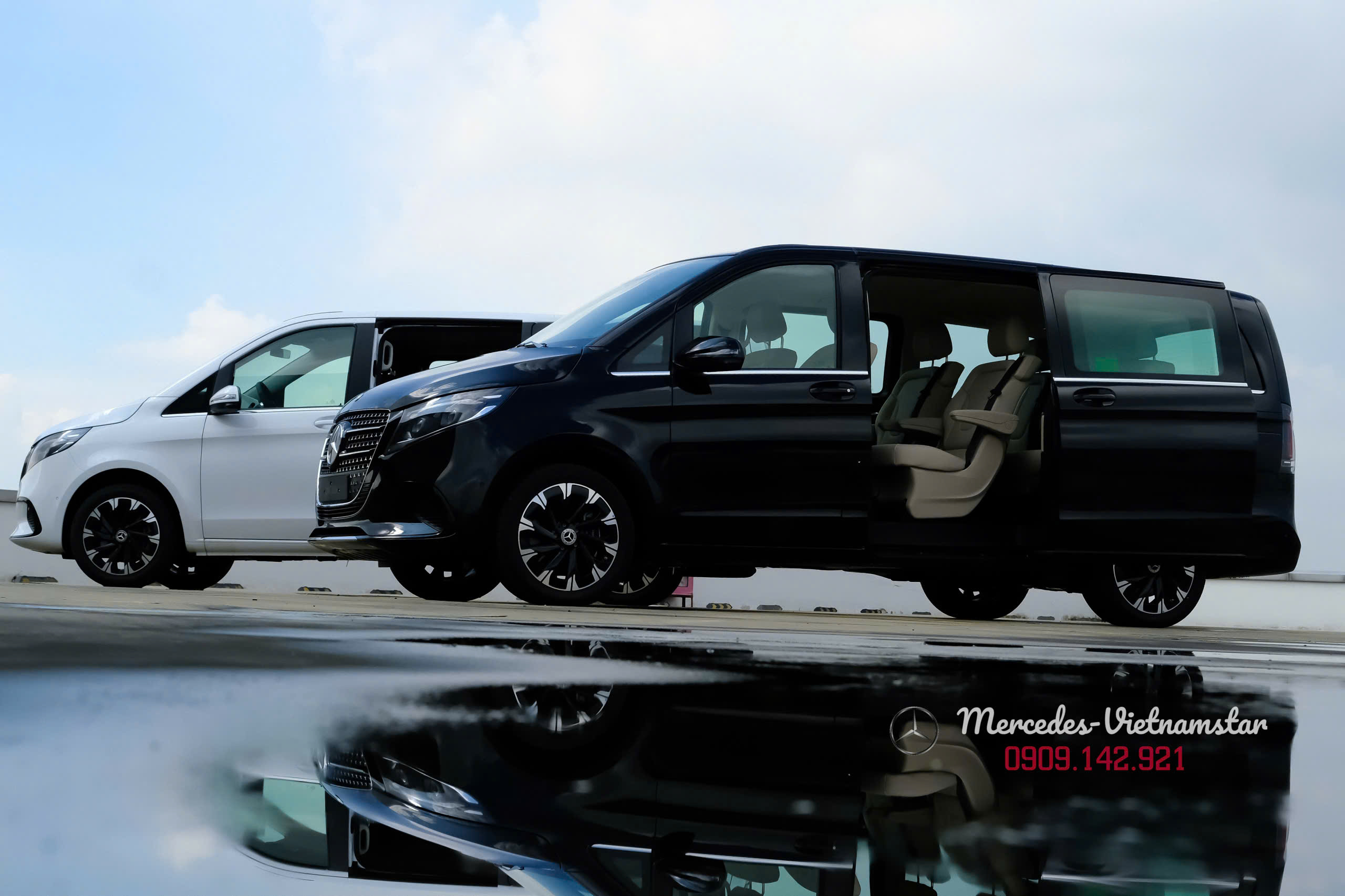 Vẻ đẹp hầm hố của V300 Avantgarde Màu Đen khi di chuyển trên đường phố.