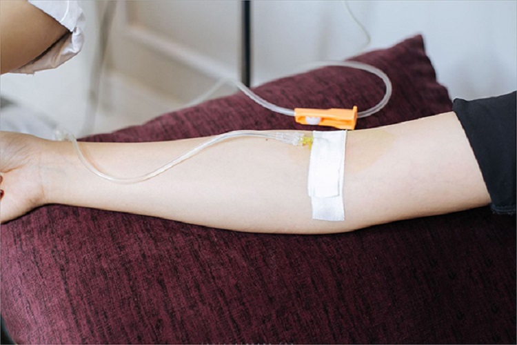 Truyền nước biển ảnh nằm viện chụp tay