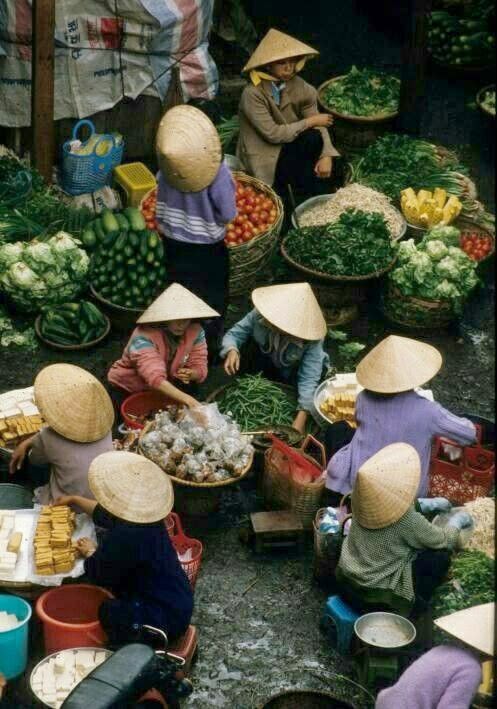 Hình ảnh làng quê yên bình với phiên chợ quê sáng sớm mù sương