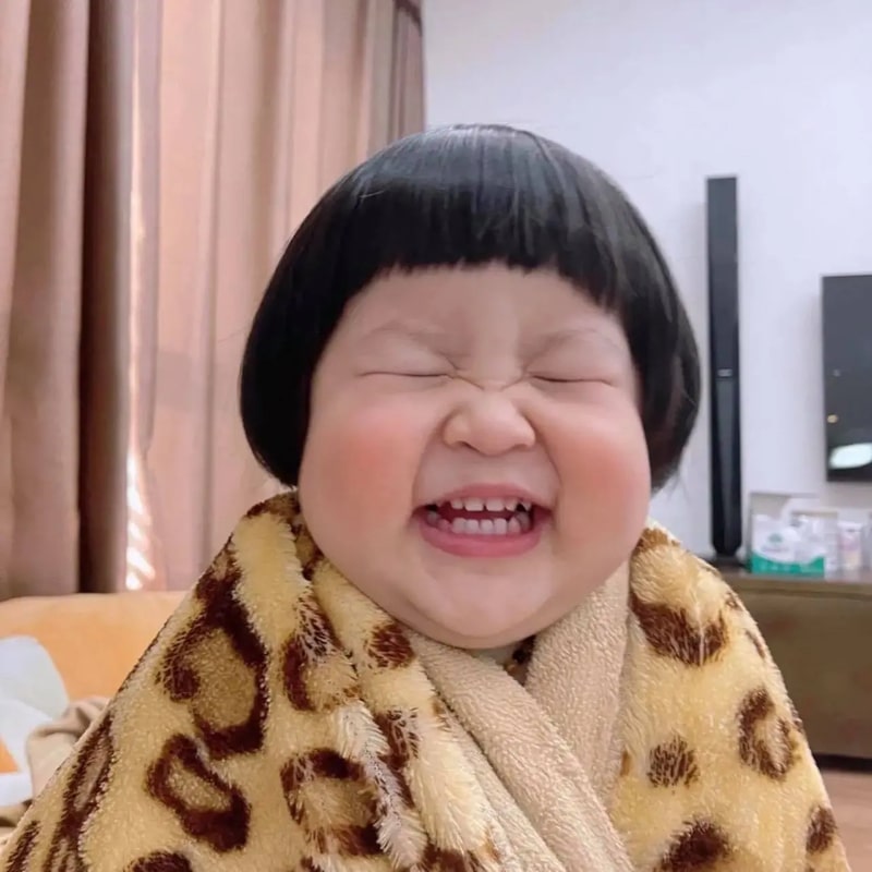 Em bé với nụ cười hồn nhiên và tươi sáng đã trở thành ảnh meme hài hước khiến nhiều bạn thích thú.
