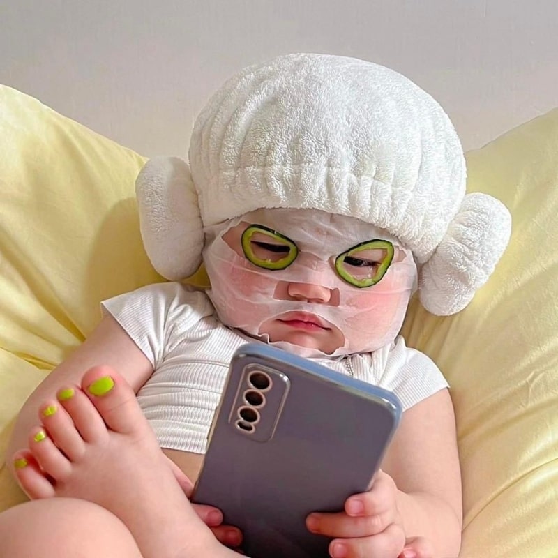Bức ảnh meme hài về em bé vô cùng đáng yêu.