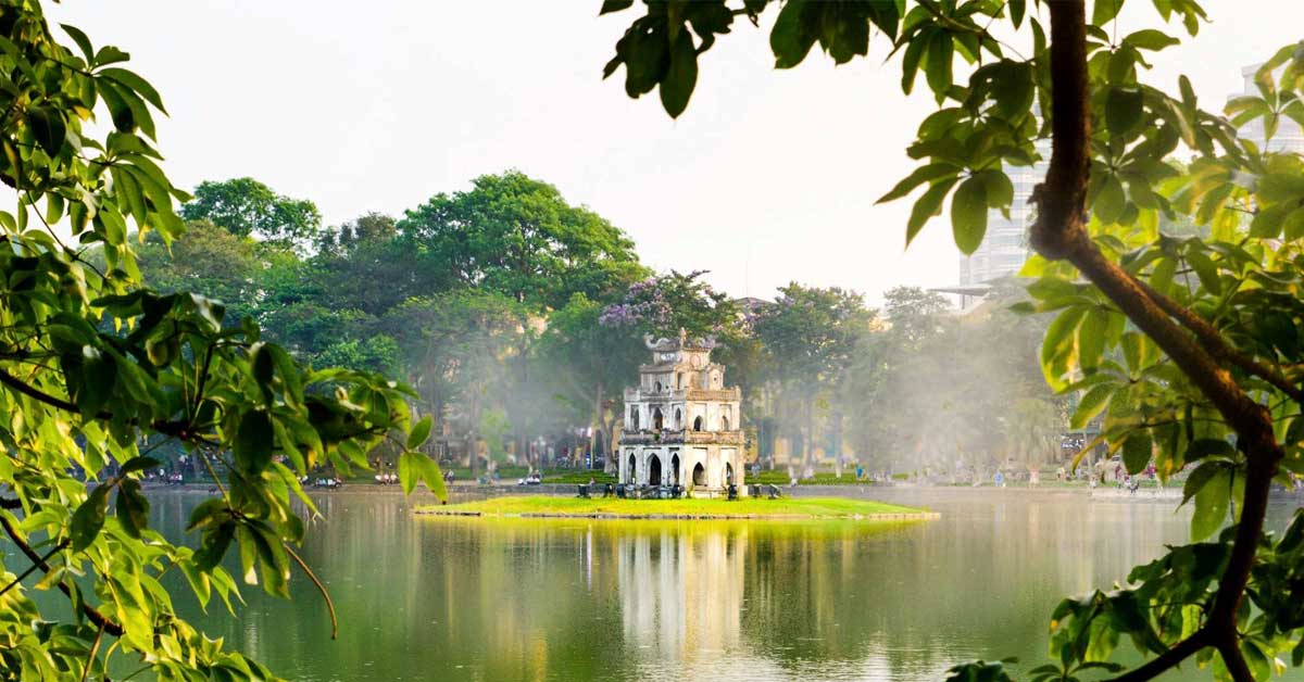 Cảnh Hồ Gươm trong làn sương mờ lúc sáng sớm