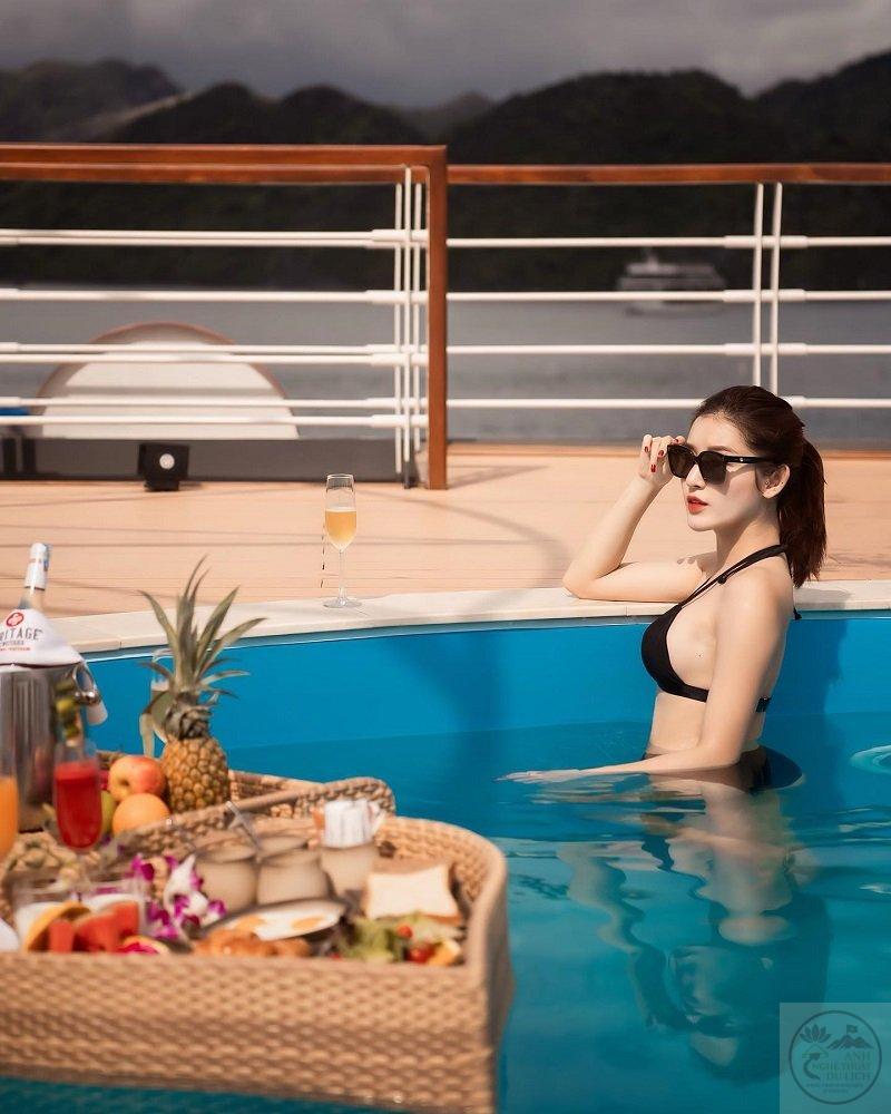 Huyền My bikini xinh