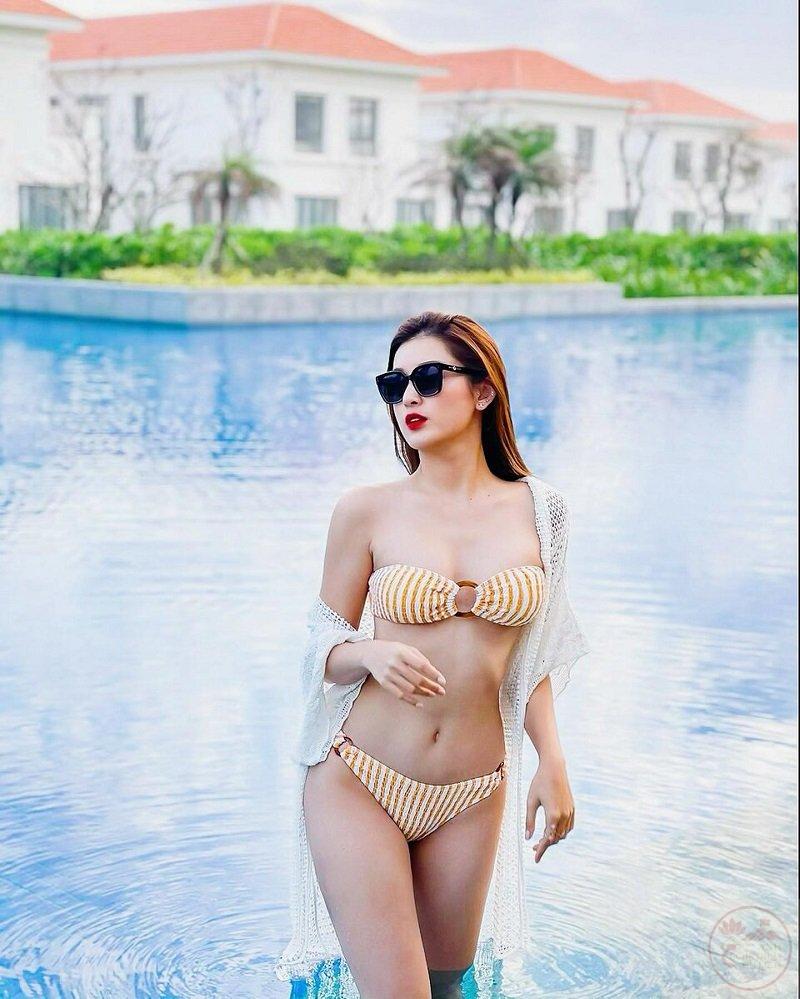Huyền My bikini