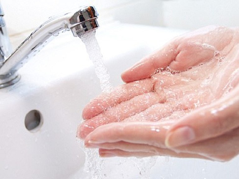 Hãy hạn chế tối đa tiếp xúc với nước và các chất tẩy rửa