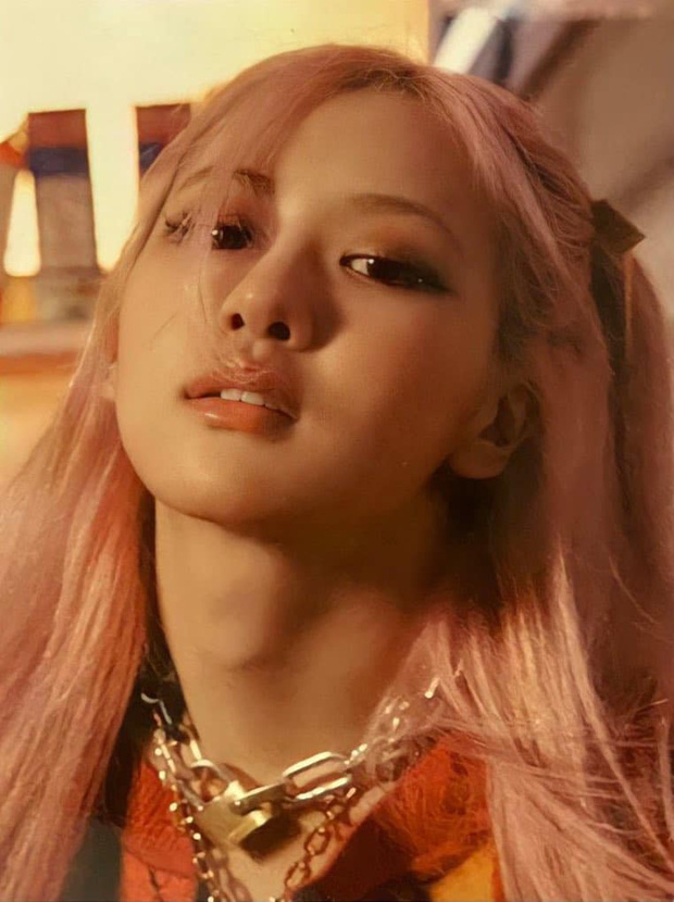 Rosé (BLACKPINK) tự tin khoe nét đẹp vừa phóng khoáng vừa quyến rũ