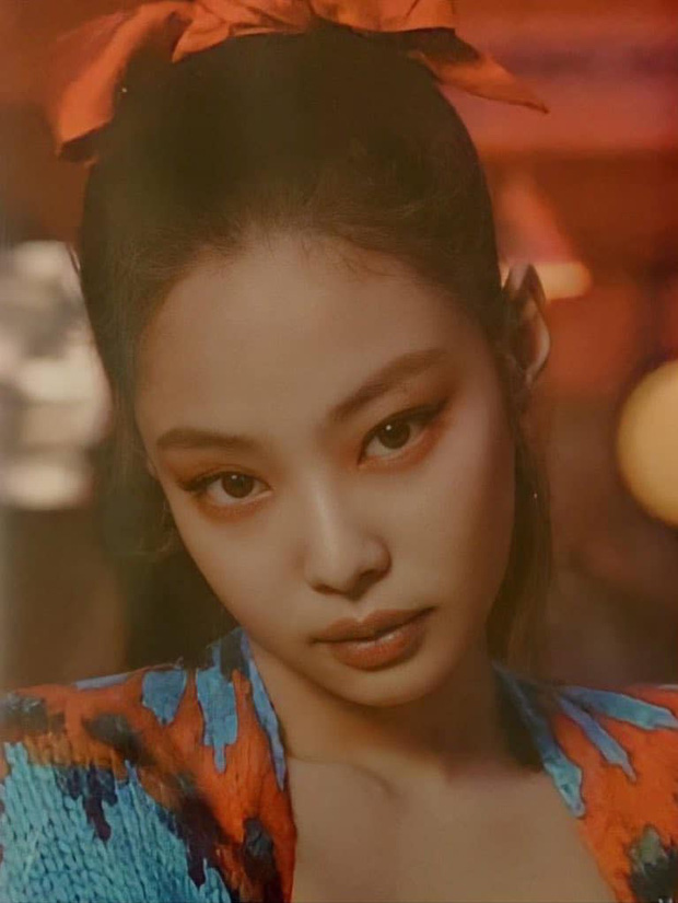 Jennie (BLACKPINK) cũng thần thái chả thua kém ai
