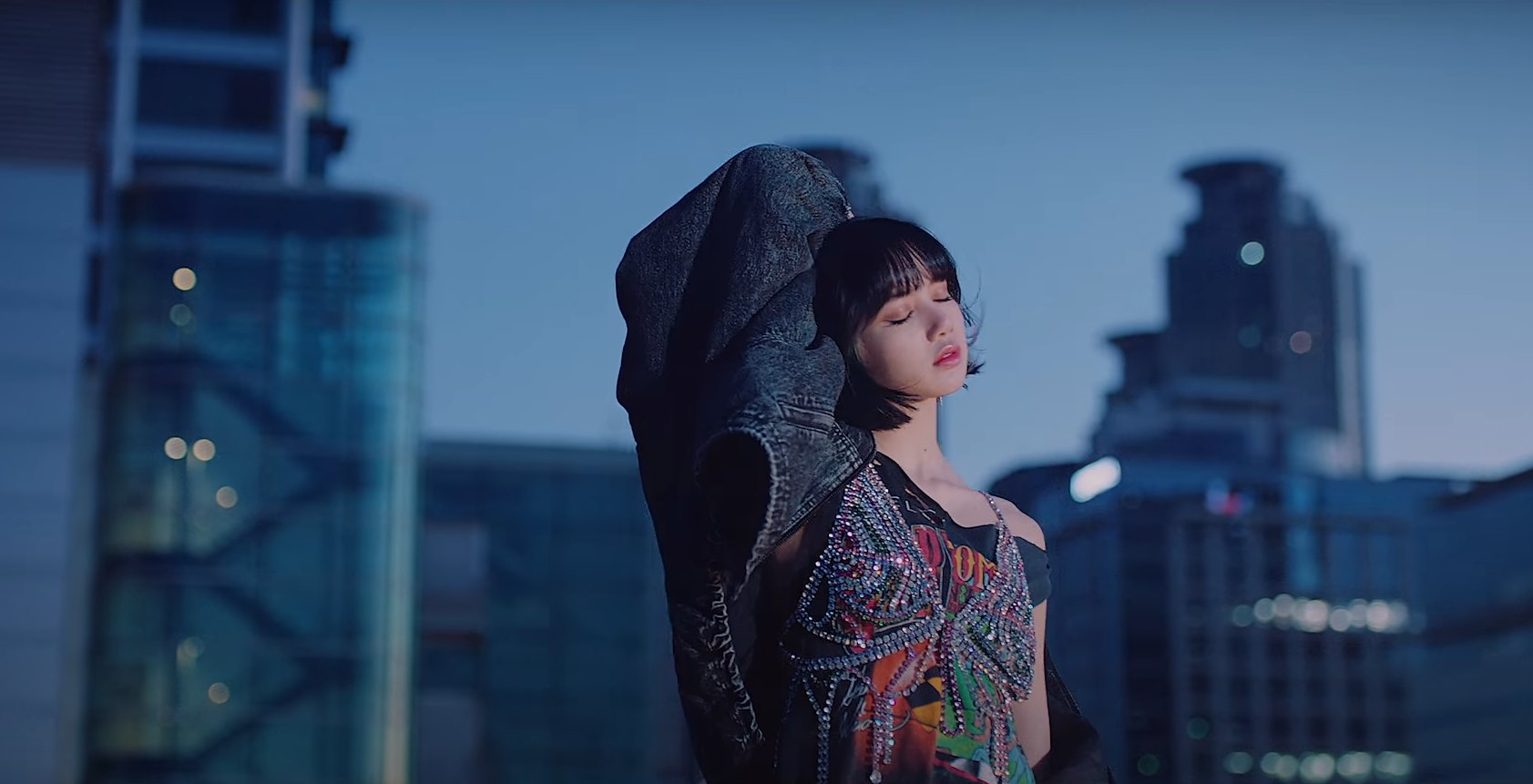 Trước đó, MV Lovesick Girls phiên bản tiếng Nhật của BLACKPINK cũng đã lên sóng, mở đường cho BLACKPINK
