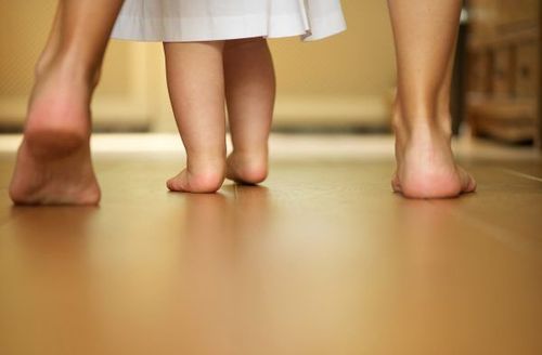 Trẻ loạng choạng khi vận động: Cảnh giác